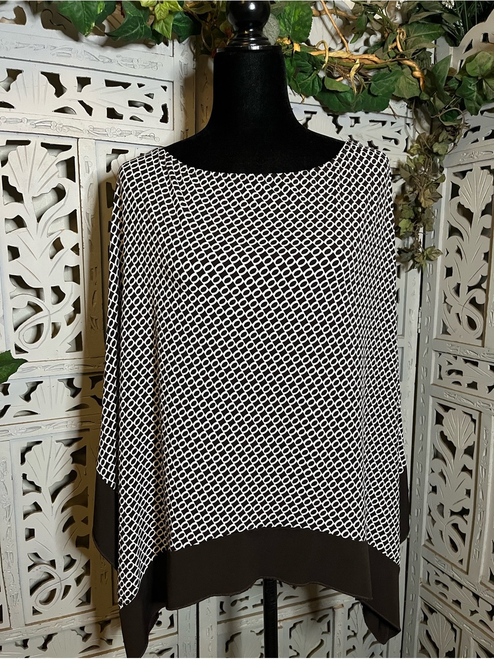 SPEECHLESS SUPREME BLACK & WHITE CIRCLES WITH ASYMMETRICAL BLACK TRIM PONCHO TOP